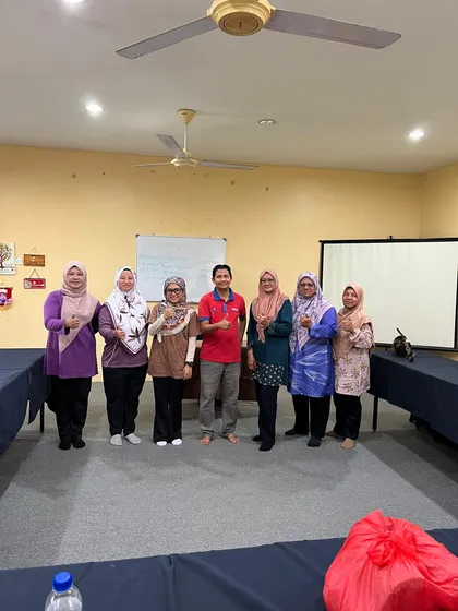 Peserta kursus bergambar di bilik latihan.