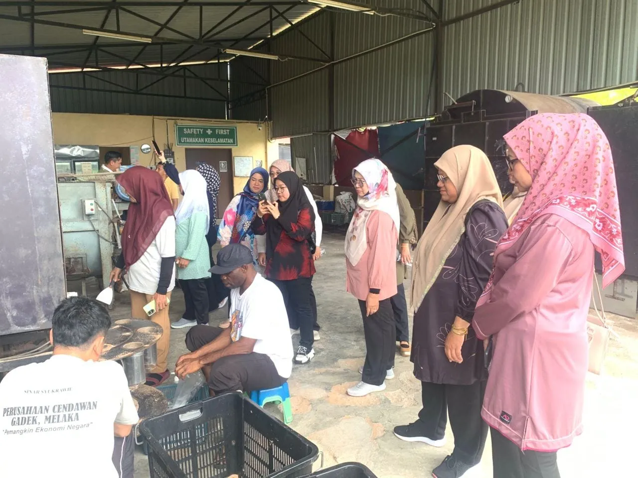 Peserta kursus melihat penyediaan bongkah di kawasan pemprosesan ladang.