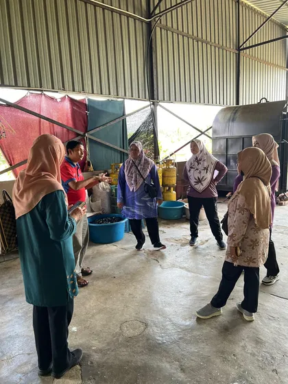 Peserta kursus berbincang di kawasan ladang.