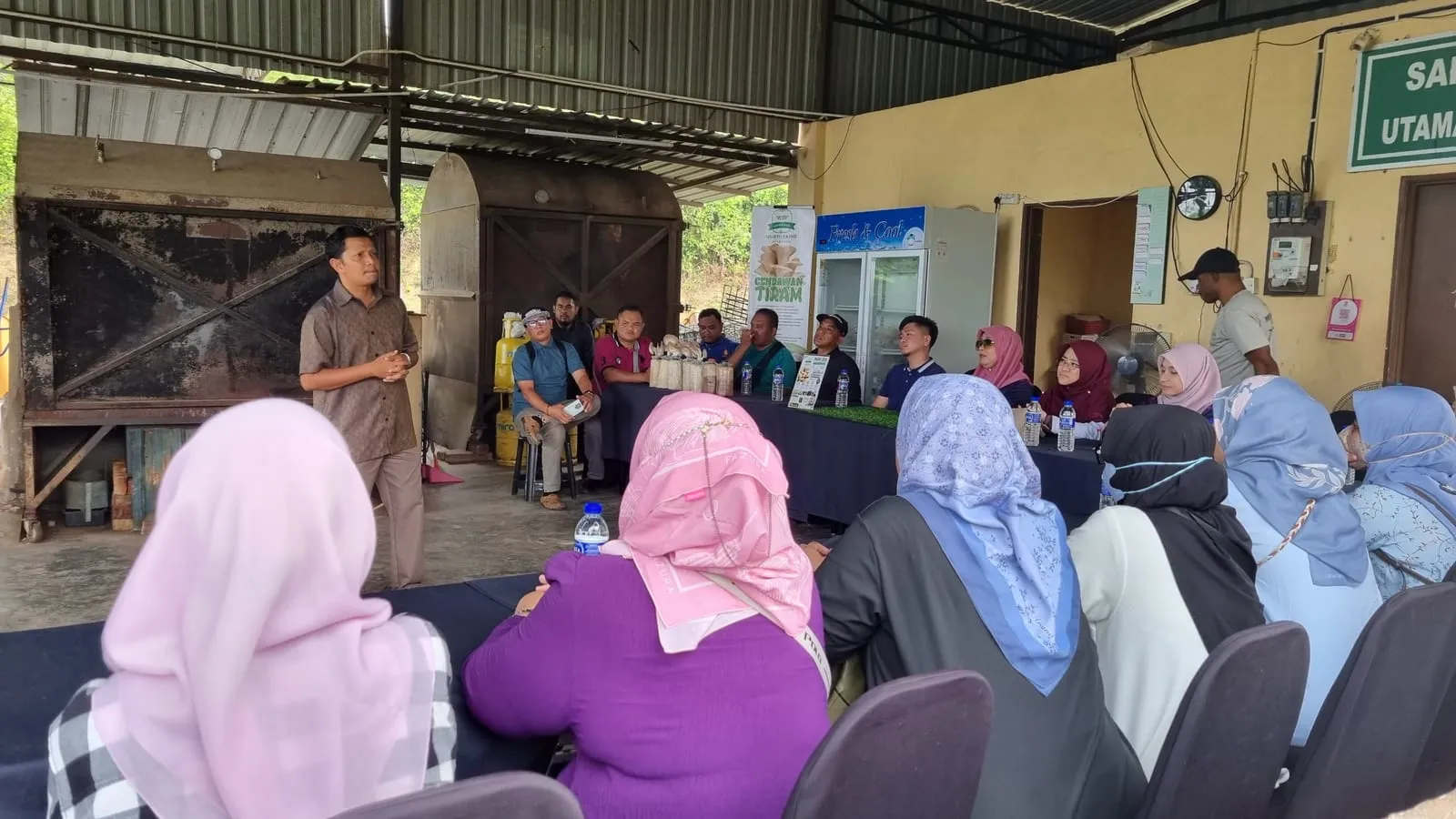 Peserta asnaf MAIWP mendengar taklimat di kawasan ladang.