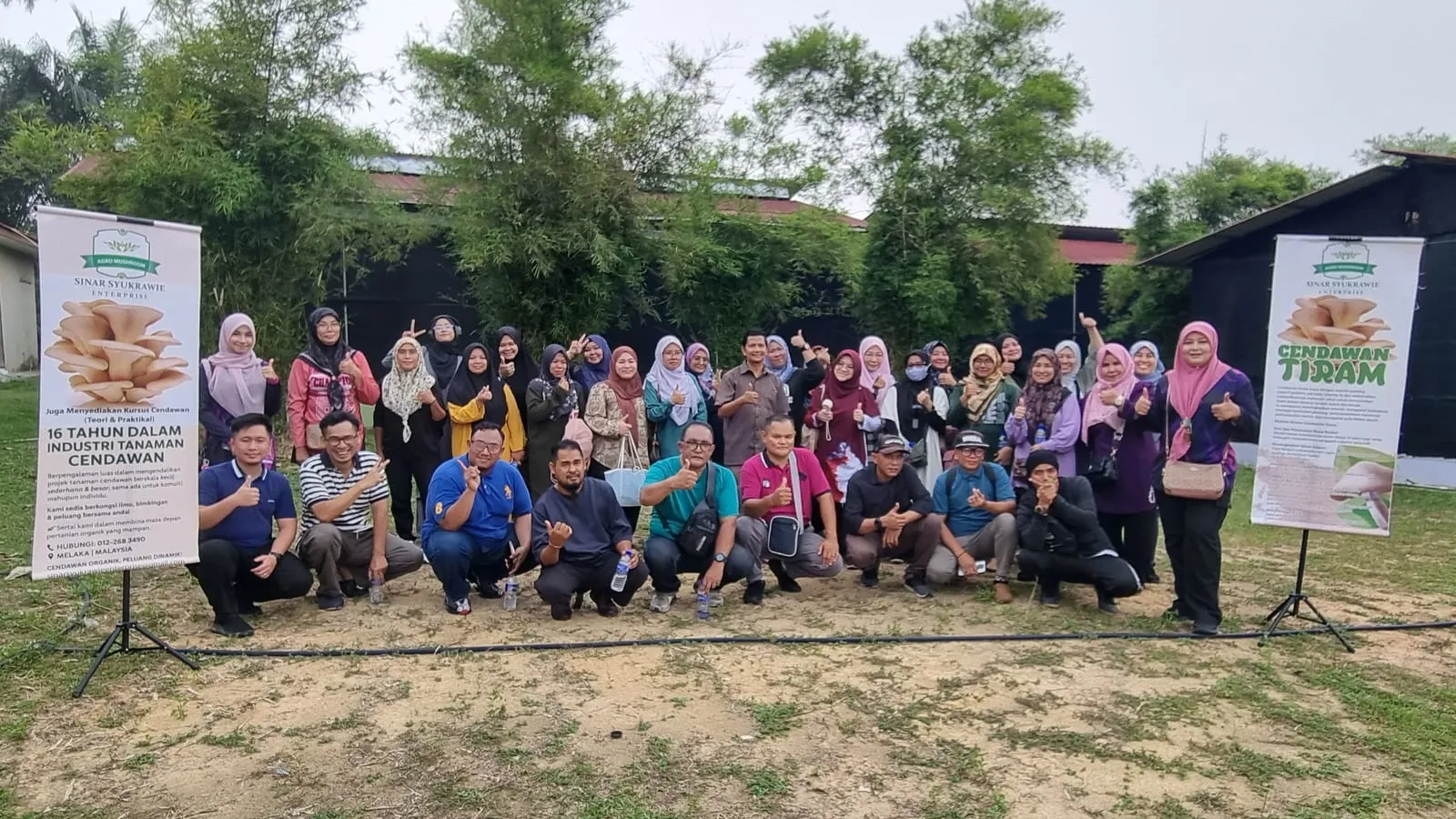 Peserta program asnaf MAIWP bergambar beramai-ramai di ladang.