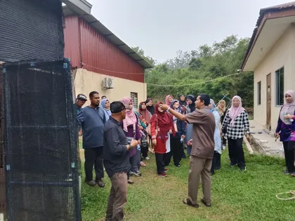 Peserta asnaf MAIWP diberi penerangan di luar rumah cendawan.