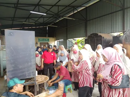 Demonstrasi penyediaan bongkah kepada rombongan pelawat.