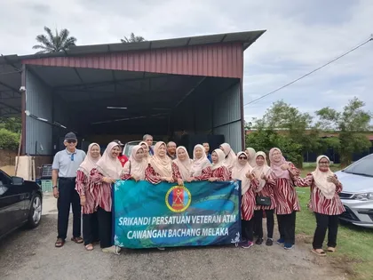 Ahli Srikandi Persatuan Veteran ATM bergambar dengan sepanduk.