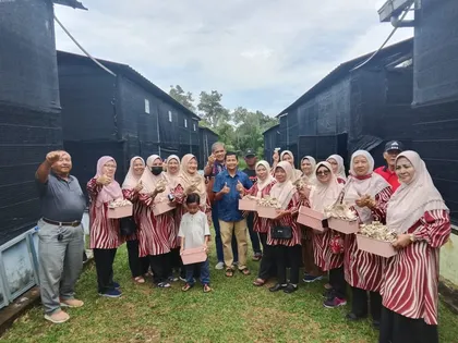 Rombongan Srikandi Veteran ATM di hadapan rumah cendawan.