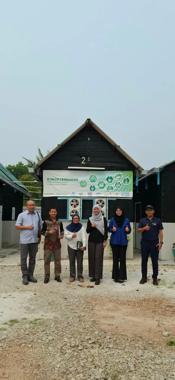 Rombongan Panel Industri KKDW bergambar di hadapan rumah cendawan.