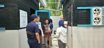 Panel Industri KKDW meninjau rumah cendawan.