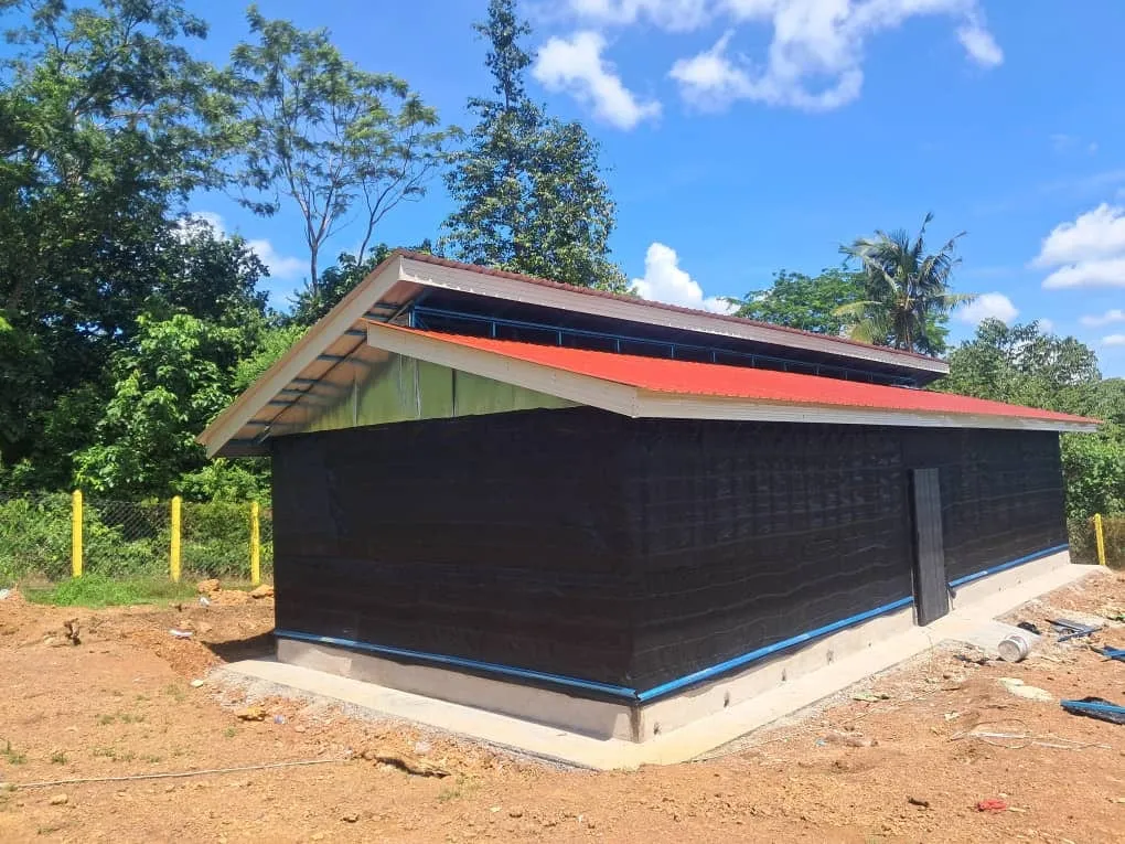 Rumah cendawan berdinding hitam bersaiz 20 x 30 kaki yang baru siap dibina.